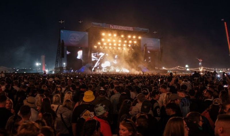 Teen describes &#039;incredible pain&#039; after being caught in Boardmasters crowd surge - as Sam Fender performance paused on second night