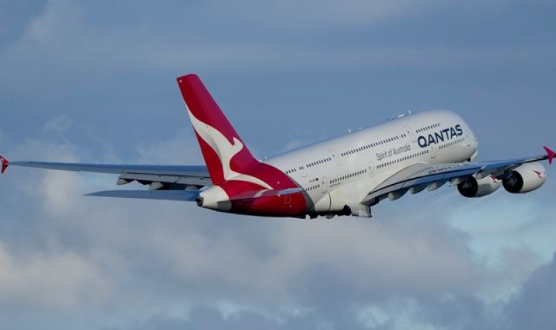 Qantas apologises after mature-rated film Daddio played to all passengers