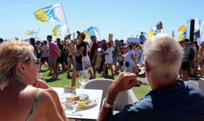 Canary Islands: Thousands demonstrate against tourism in holiday resorts