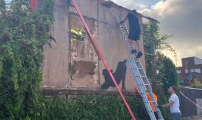 Crowd boos as Banksy&#039;s latest London artwork removed hours after being unveiled